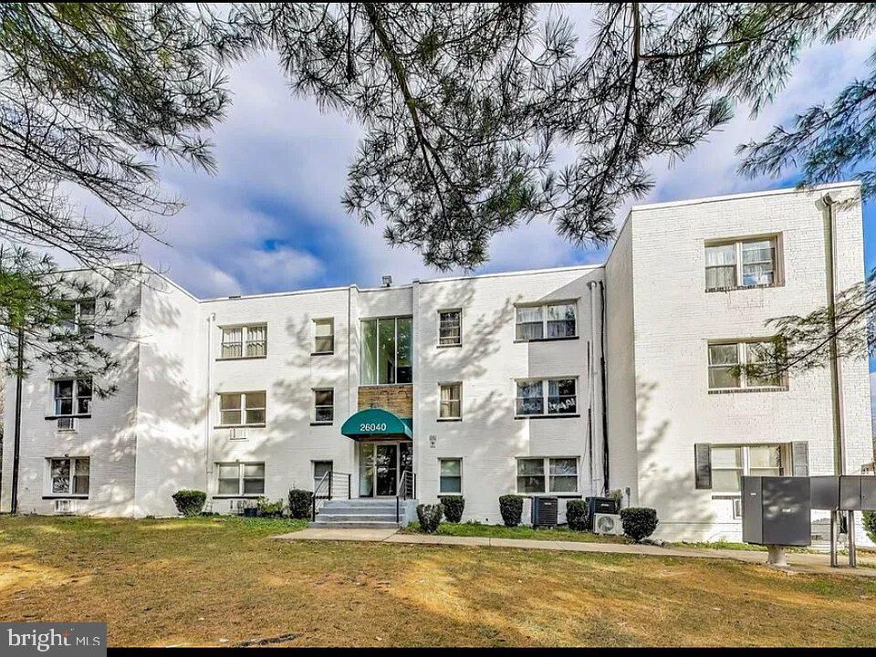 Property Photo: 26040 Woodfield Road 14 MD 20872