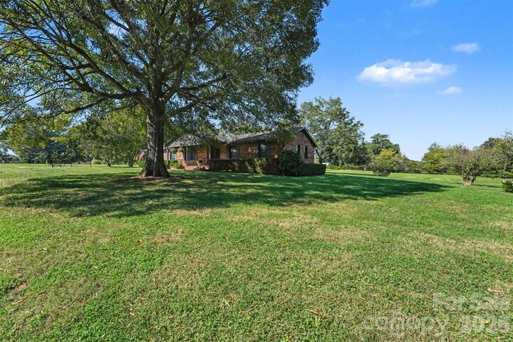 Property Photo:  117 Oak Hill Lane  NC 28625 