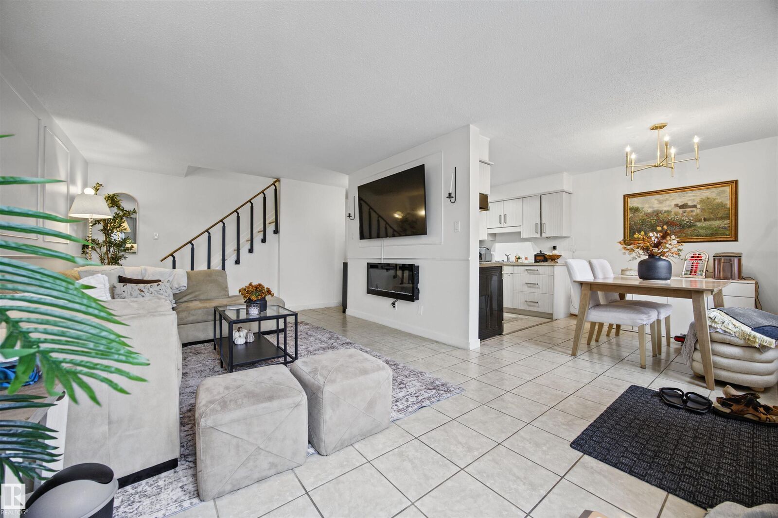 Property Photo: 7815 159 NW 109 AB T5R 2E1