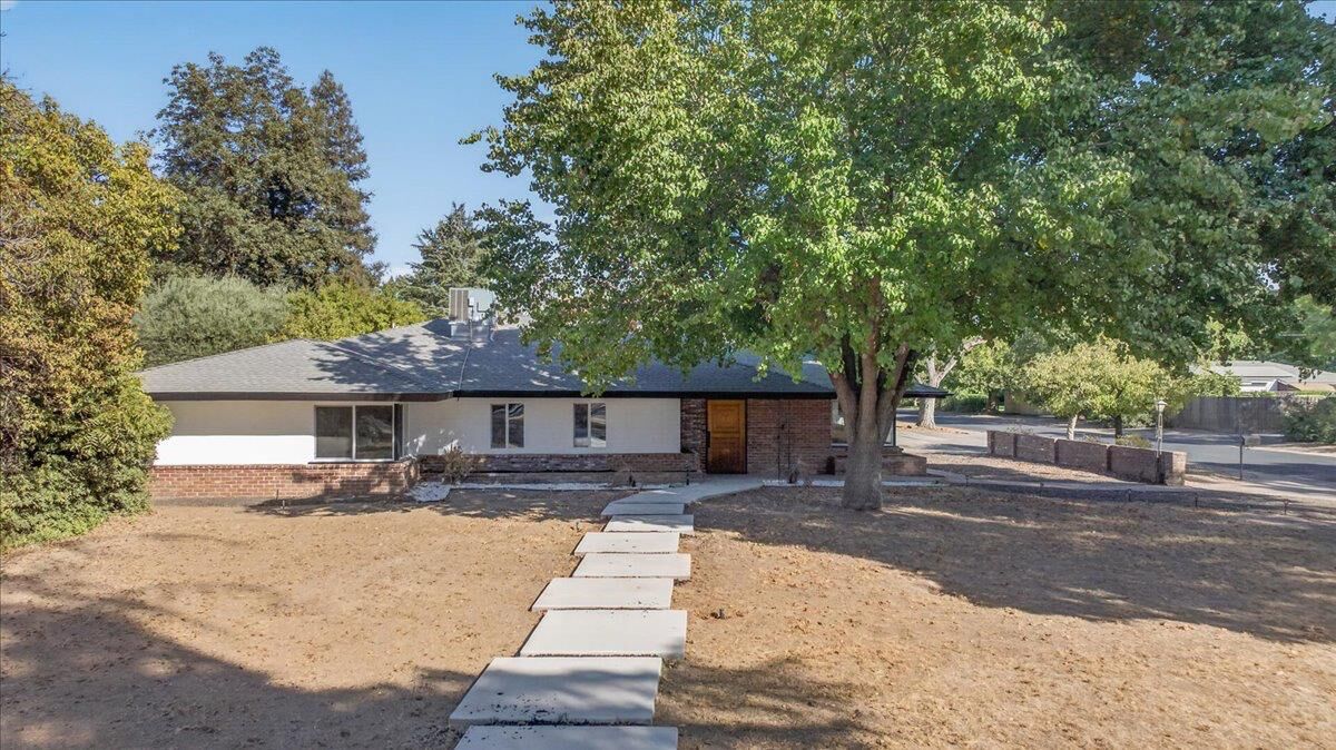 Property Photo: 609 E Hampton Way CA 93704