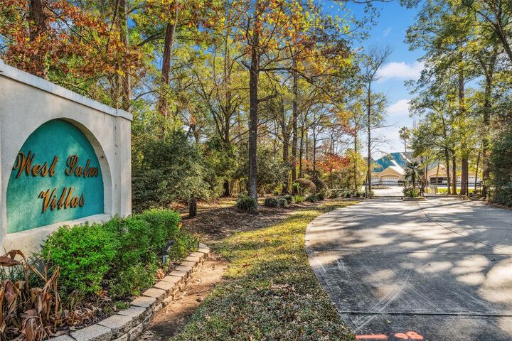 Property Photo:  147 W Palm Boulevard  TX 77356 