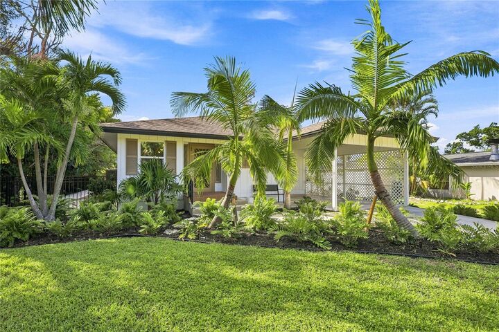 Property Photo:  700 Longboat Court  FL 34228 