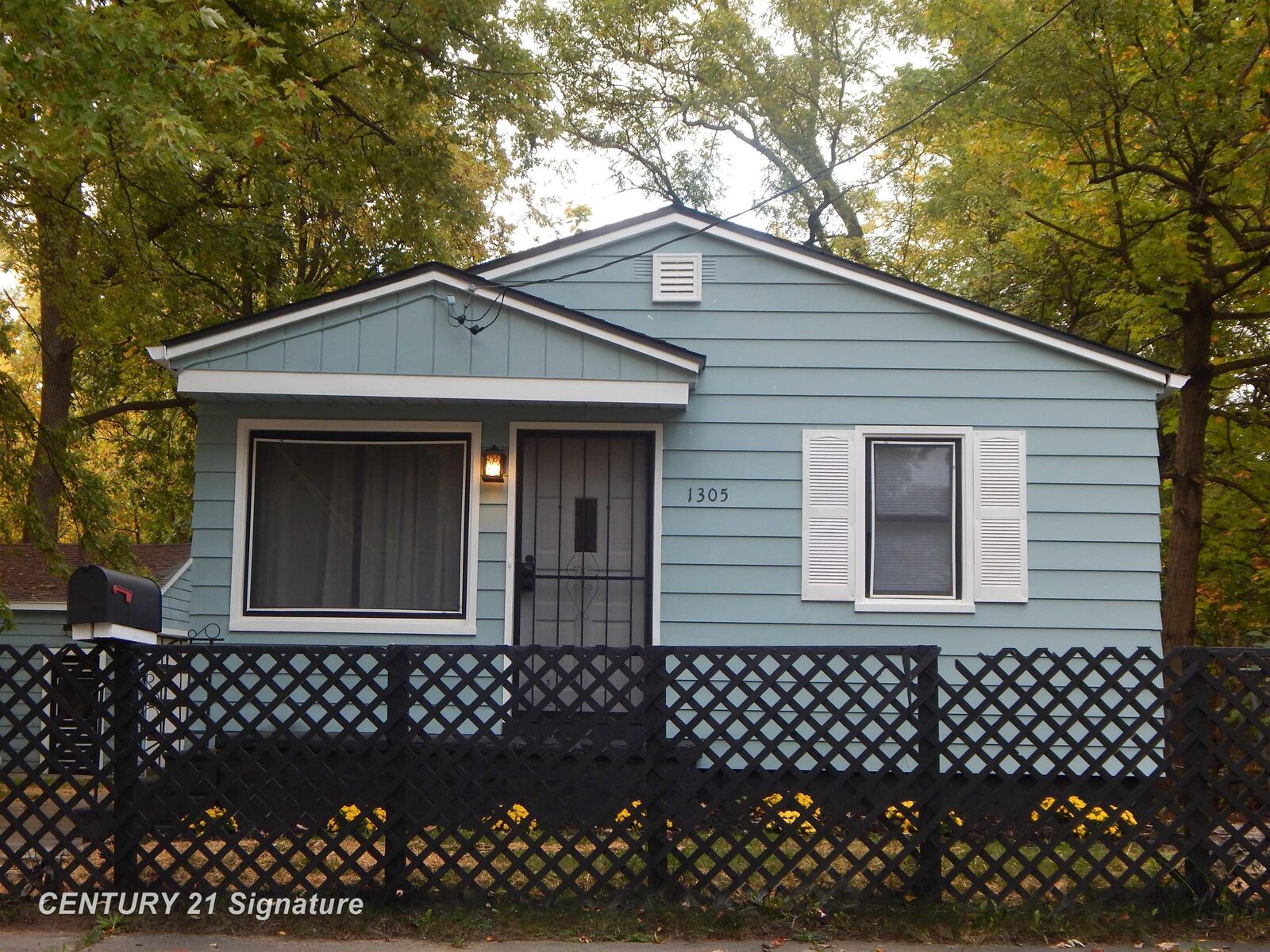 Property Photo: 1305 Markham Street MI 48507