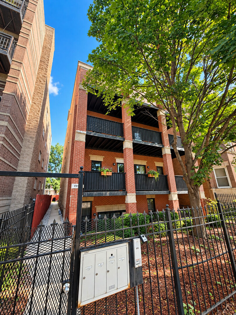 Property Photo:  4447 S Indiana Avenue 1R  IL 60653 