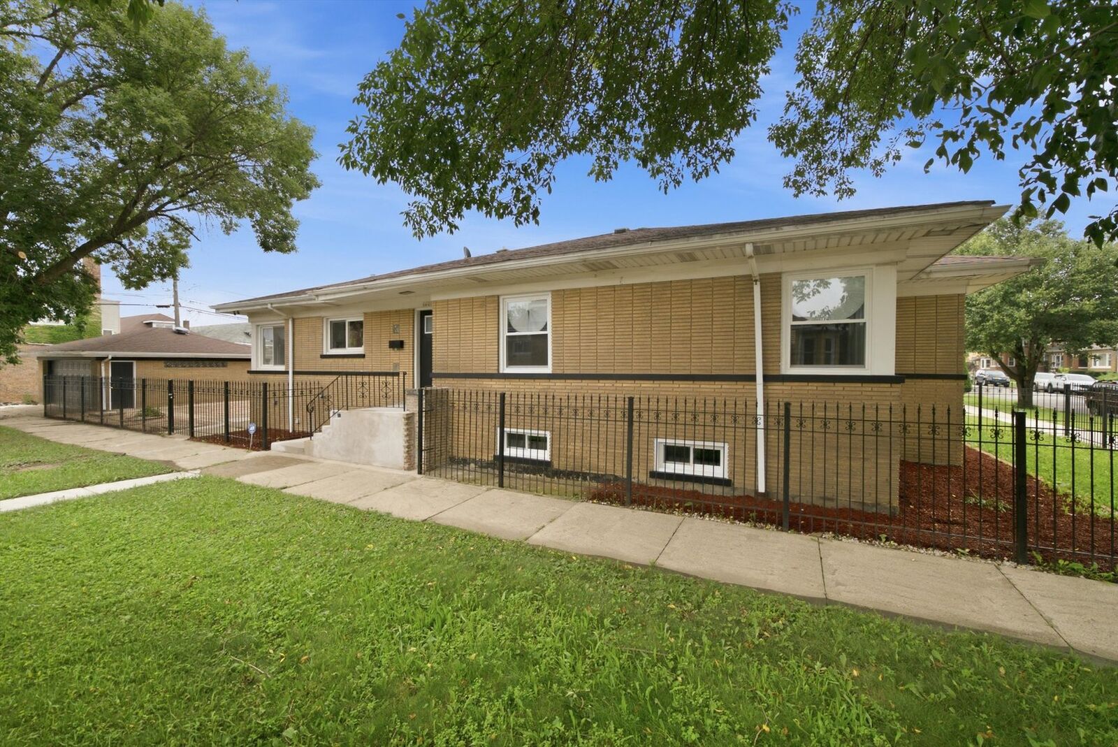 Property Photo: 6601 S Francisco Avenue IL 60629
