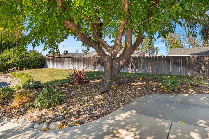 Property Photo:  30 E Al Court  CA 95838 