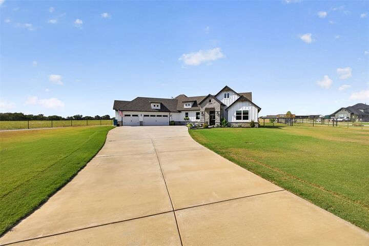 Property Photo: 228 Chambers Creek Trail TX 76009