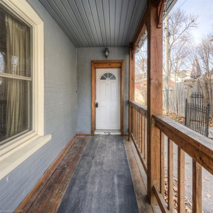 Property Photo:  18 Stirling Avenue N 2  ON N2H 3G5 