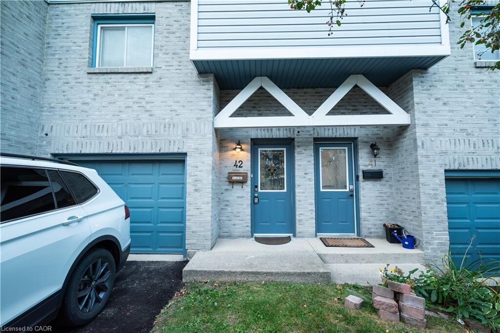 Property Photo:  589 Beechwood Drive 42  ON N2T 2K9 