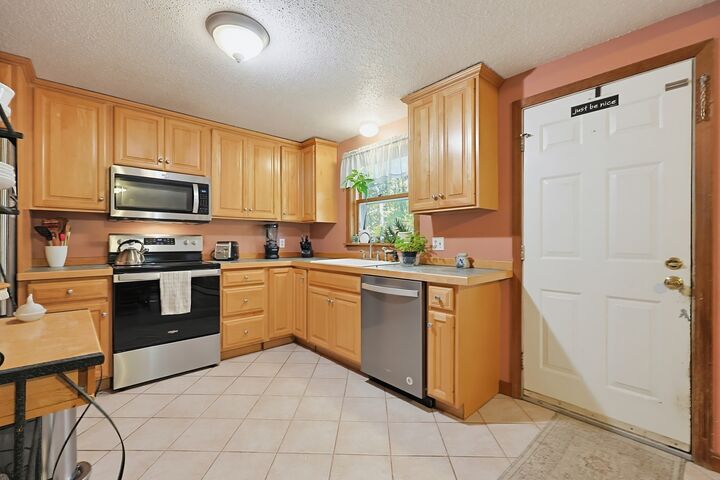 Property Photo:  362 Arbor St  MA 01462 