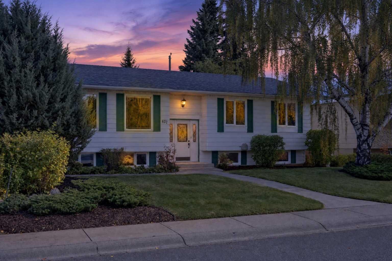 Property Photo: 637 Willowburn Crescent SE AB T2J 1M9