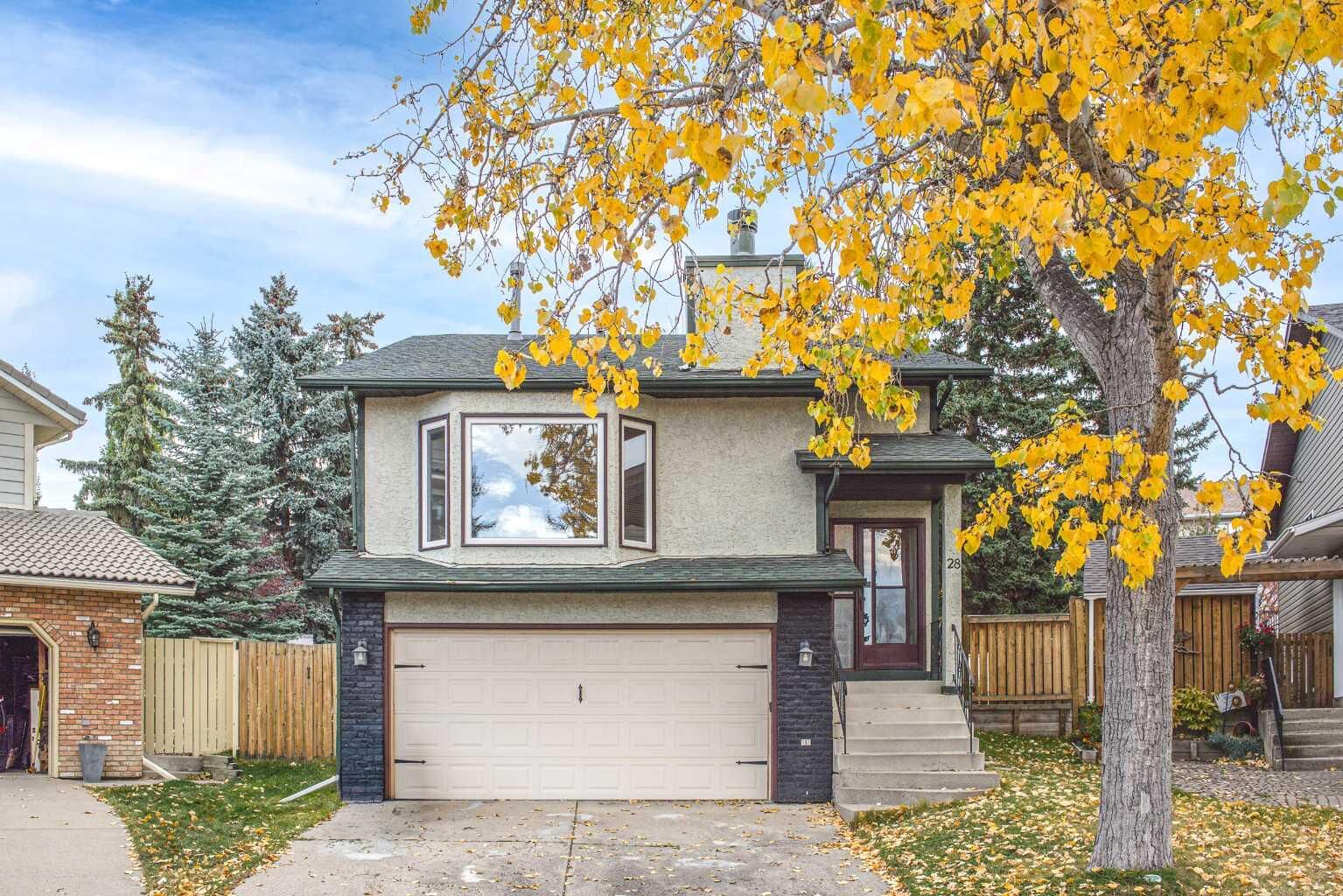Property Photo:  28 Hawkcliff Place NW  AB T3G 2S2 