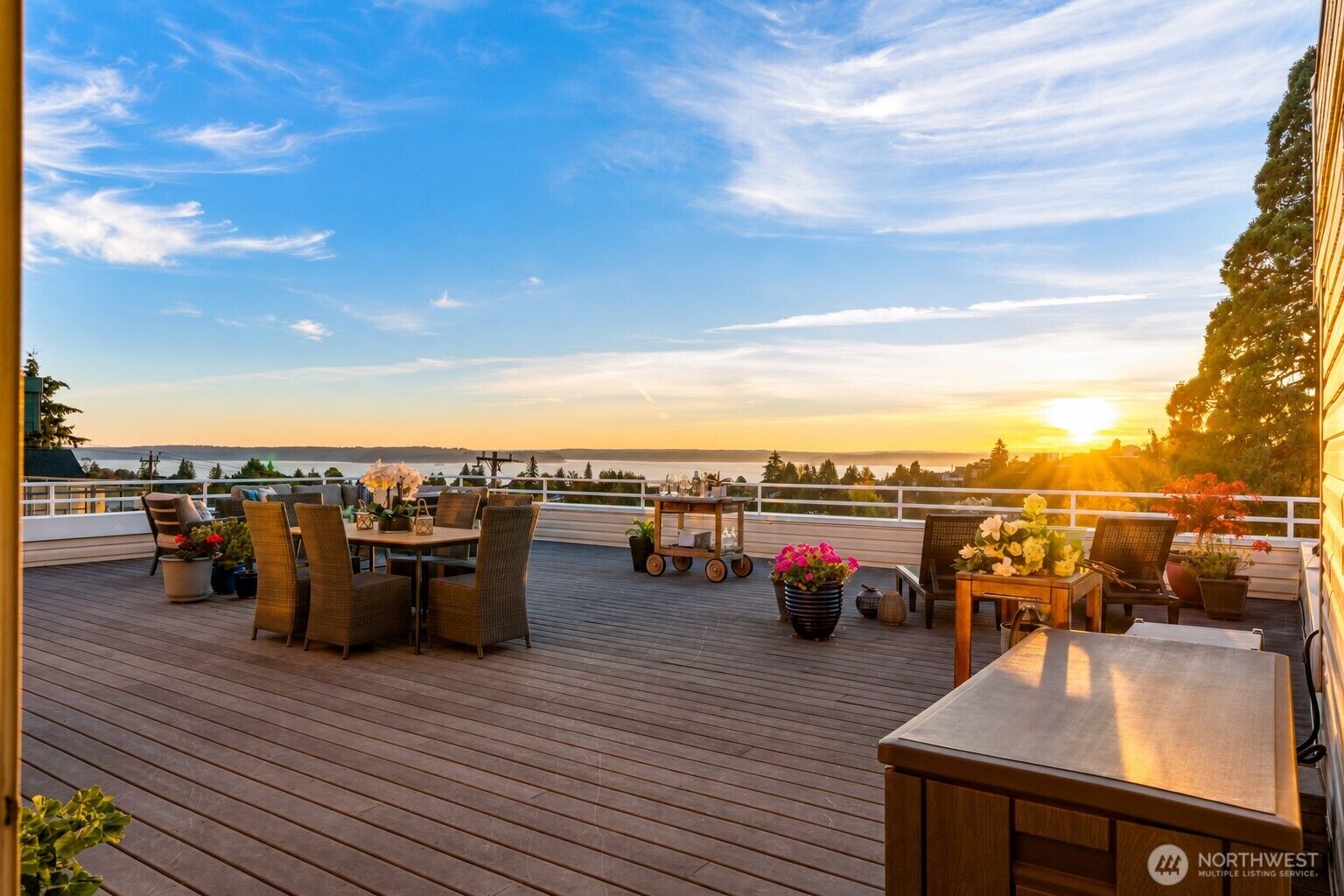 Property Photo: 4527 45th Avenue SW 402S WA 98116