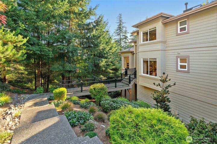 Property Photo:  5753  152nd Avenue SE  WA 98006 