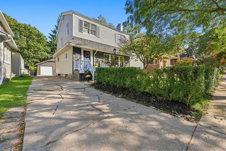 Property Photo:  324 Gladstone Drive SE  MI 49506 