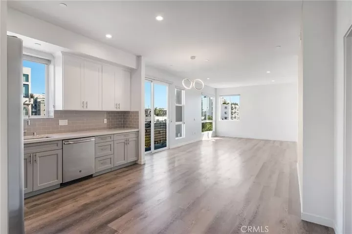 Property Photo:  1055 S Serrano Avenue 403  CA 90006 