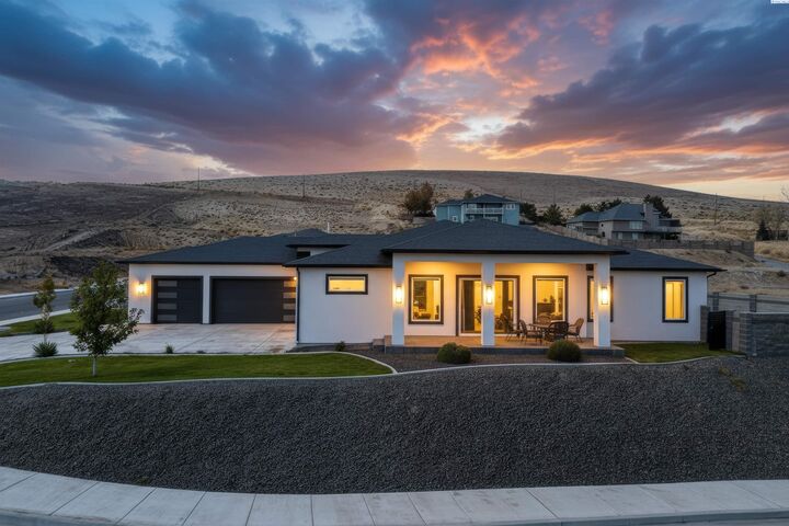 Property Photo: 5658 S Newport Pl WA 99337
