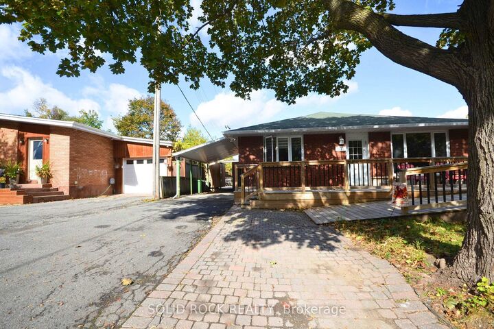 Property Photo: 1441 Edgecliffe Avenue B ON K1Z 8G2