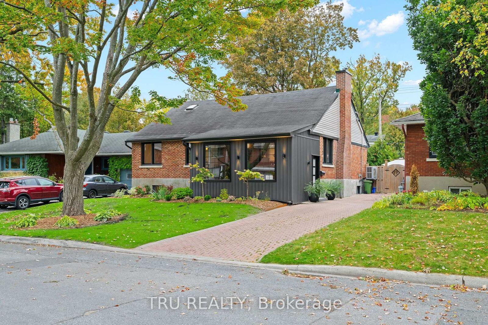 Property Photo:  2110 Honeywell Avenue  ON K2A 0P8 