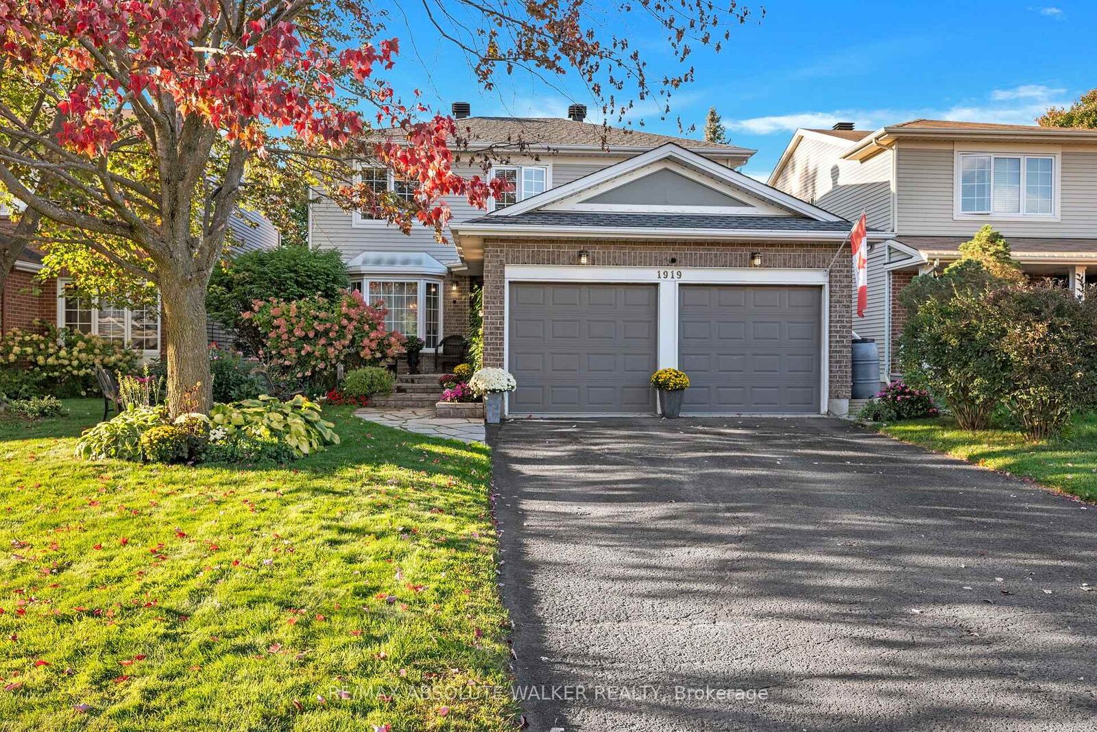 Property Photo:  1919 Heatherwood Drive  ON K1W 1C2 