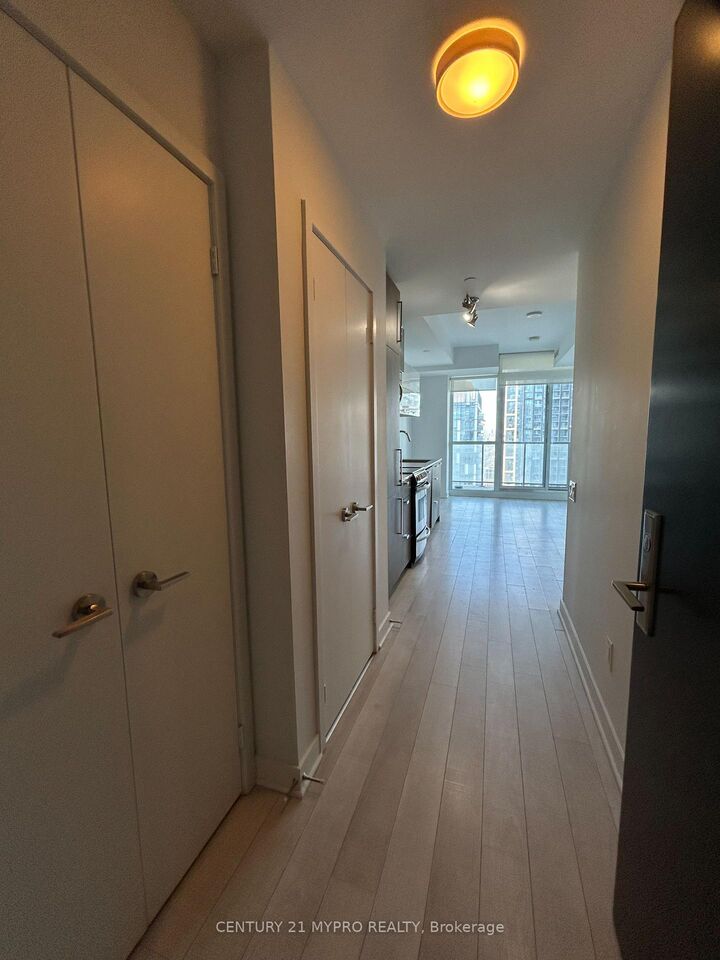 Property Photo:  290 Adelaide Street W 3902  ON M5V 1P6 
