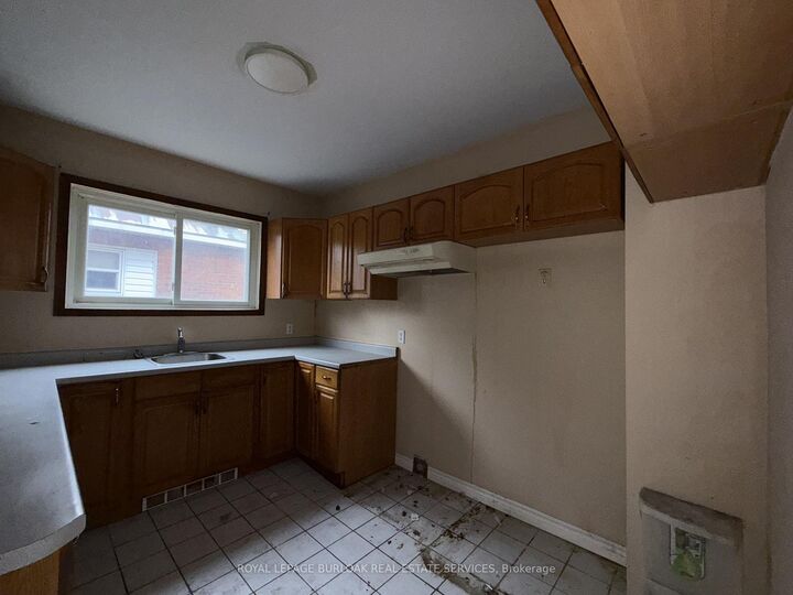 Property Photo:  35 Albert Street E  ON P6A 2H7 
