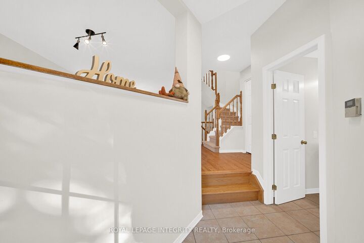 Property Photo:  3 Binbury Way  ON K1T 4B7 