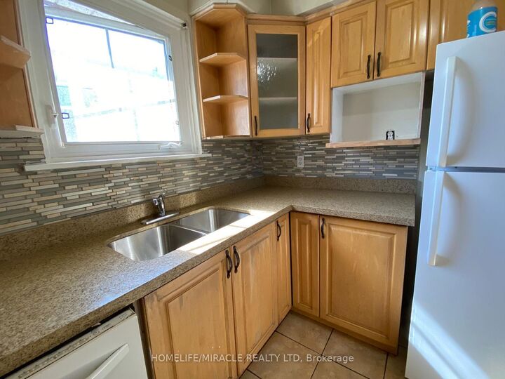 Property Photo:  7711 Wrenwood Court  ON L4T 2V8 
