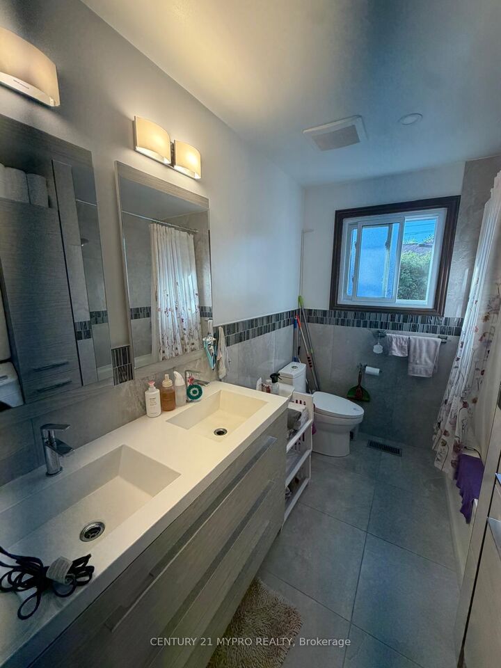 Property Photo:  141 Henderson Avenue 2nd Bedroom  ON L3T 2L6 