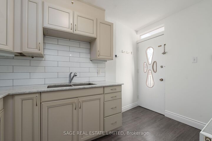Photo de la propriété:  8 Brookmount Road 1B  ON M4L 3N1 