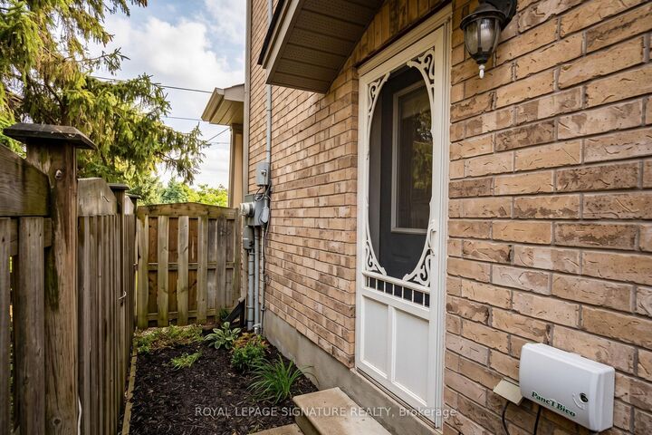 Property Photo:  654 St David Street Main Level  ON N1M 2X3 