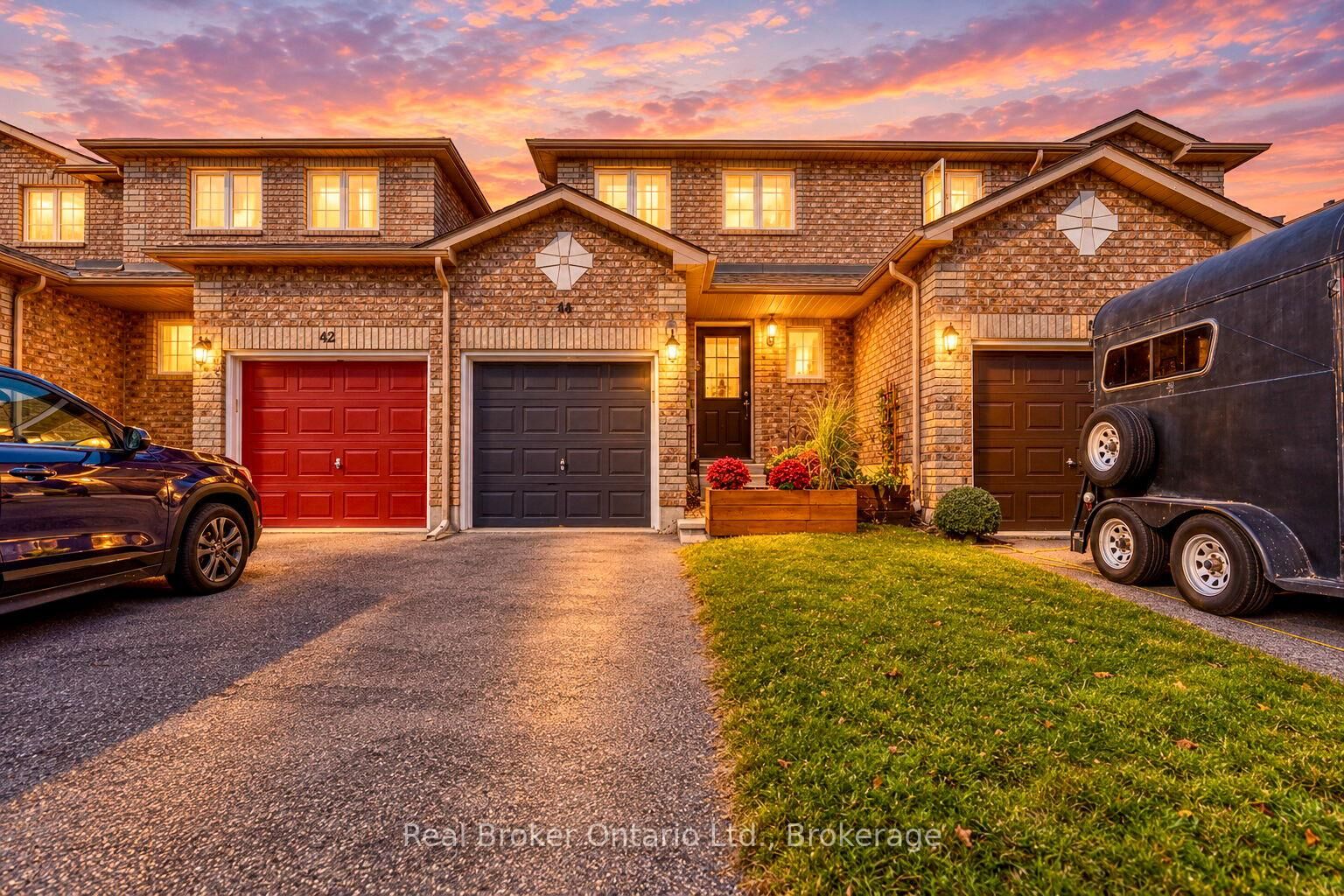 Property Photo:  44 Monarchy Street  ON L4M 7K1 