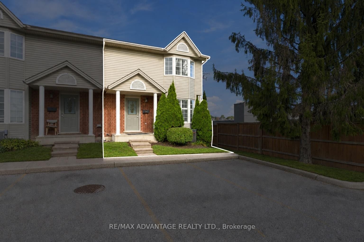 Property Photo:  122 Sherwood Forest Square 7  ON N6G 5G8 