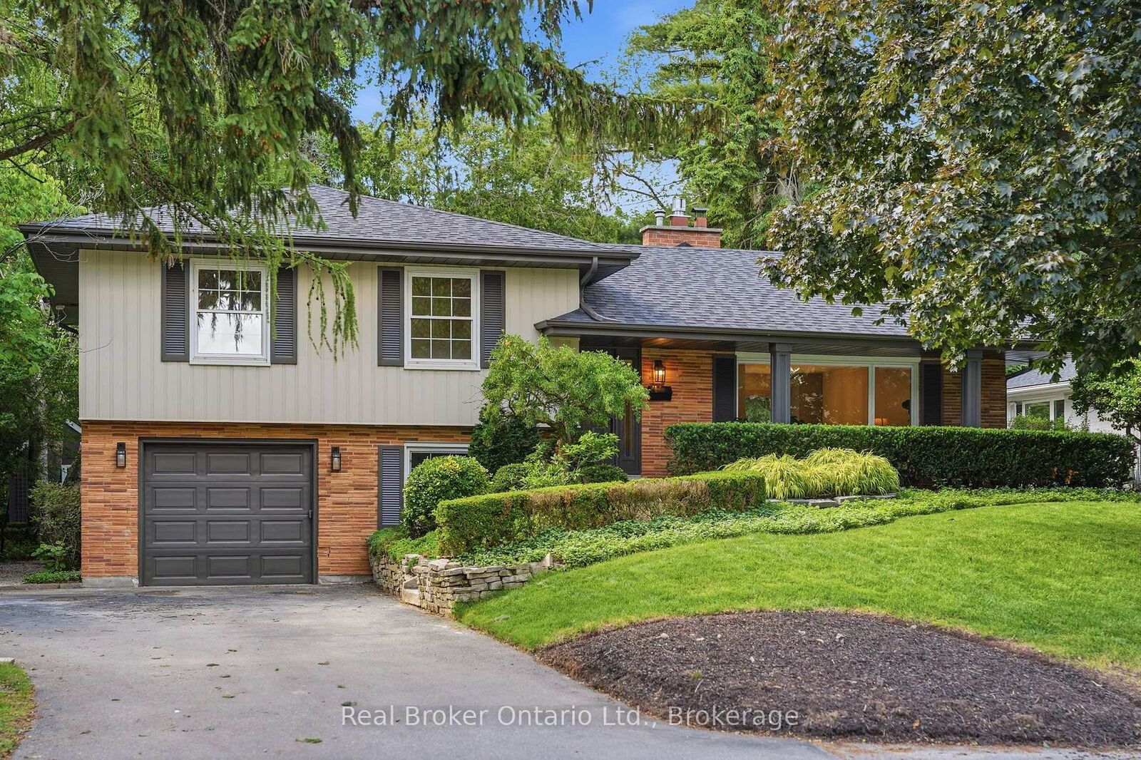 Property Photo: 571 Leonard Court ON L7T 2P4