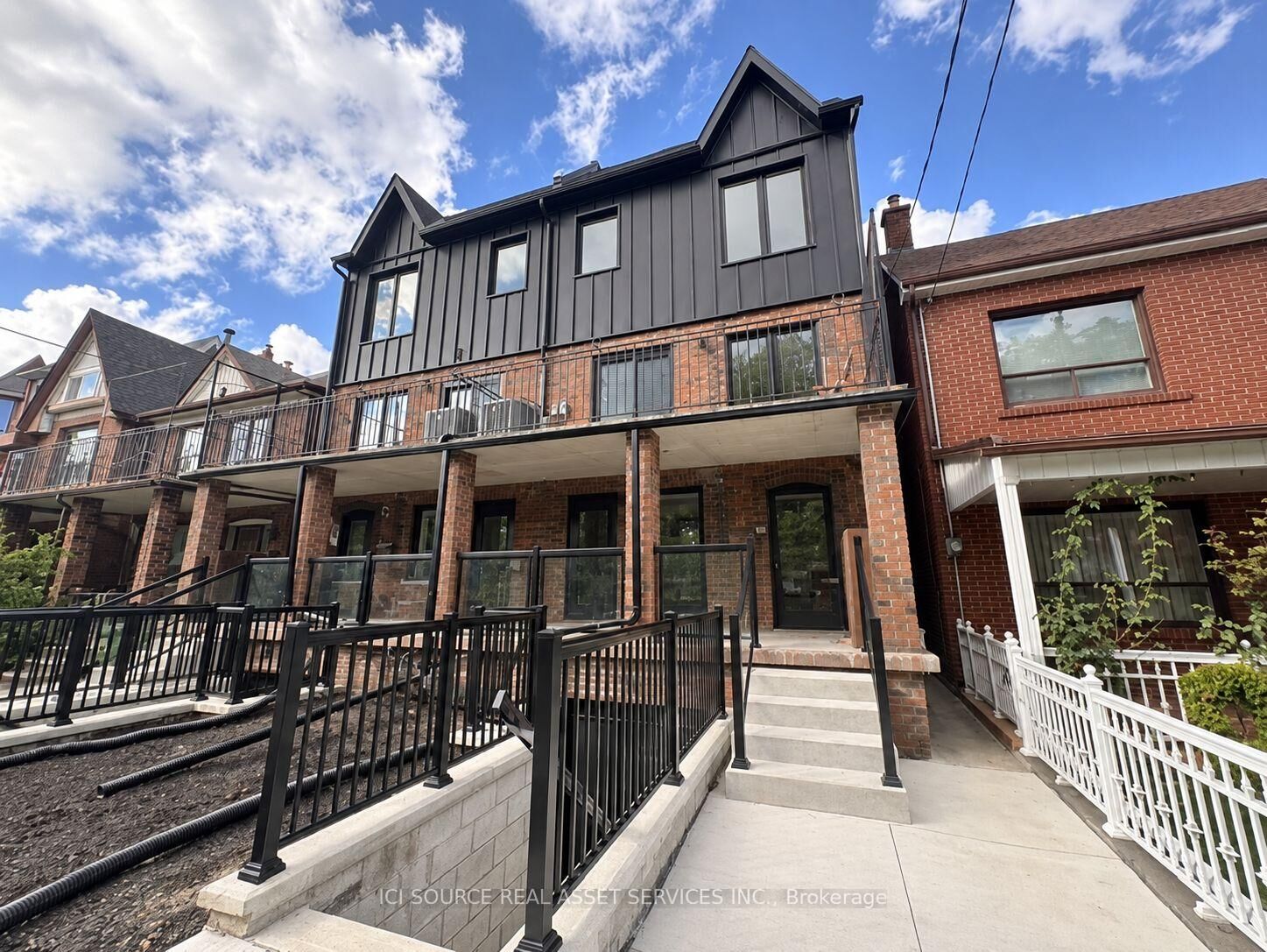 Property Photo:  152 Brunswick Avenue Top Floor  ON M5S 2M2 