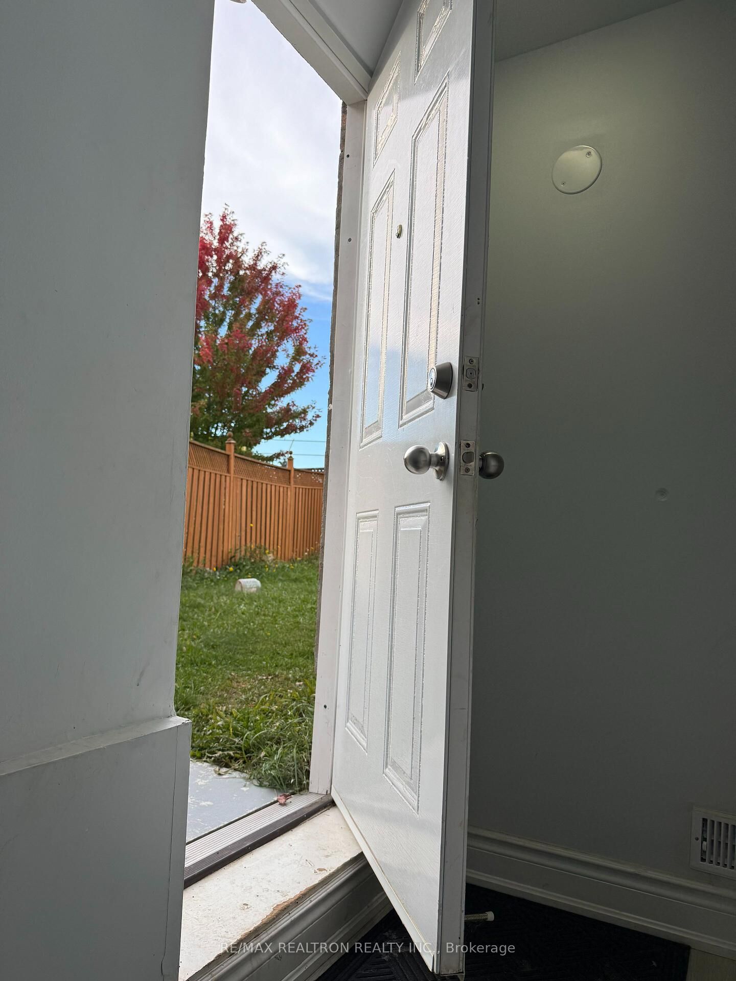 Property Photo:  5793 Tayside Crescent N  ON L5M 5J5 