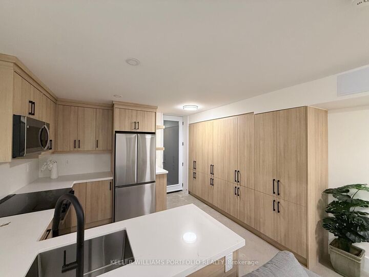Property Photo:  173 Beatrice Street Lower  ON M6G 3E9 