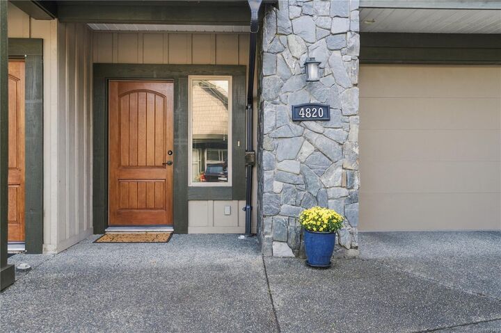 Property Photo:  4820 Bridgewood Close  BC V9V 0A1 