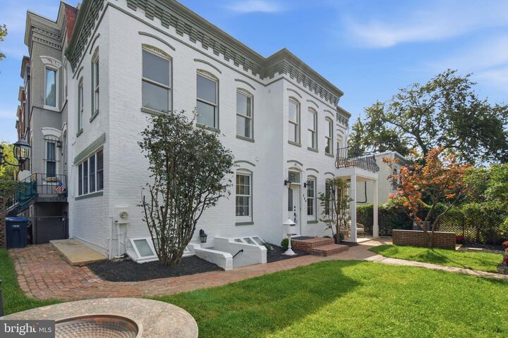 Property Photo:  900 SE 12th Street SE  DC 20003 