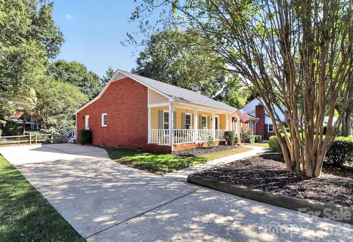 Property Photo: 9915 Ridgemore Drive NC 28277