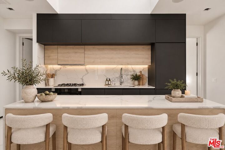 Property Photo: 1253 N Sweetzer Ave, Unit 6 CA 90069