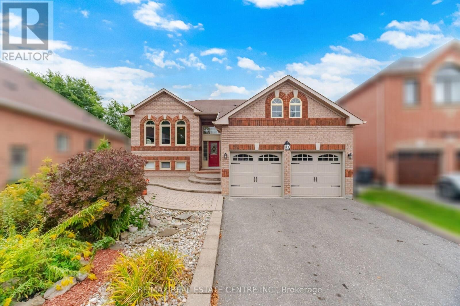 Property Photo: 19 Amberdale Court ON L7C 1C4