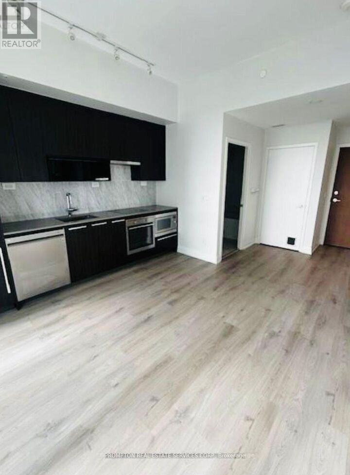 Property Photo: 115 McMahon Drive 1807 ON M2K 0E3