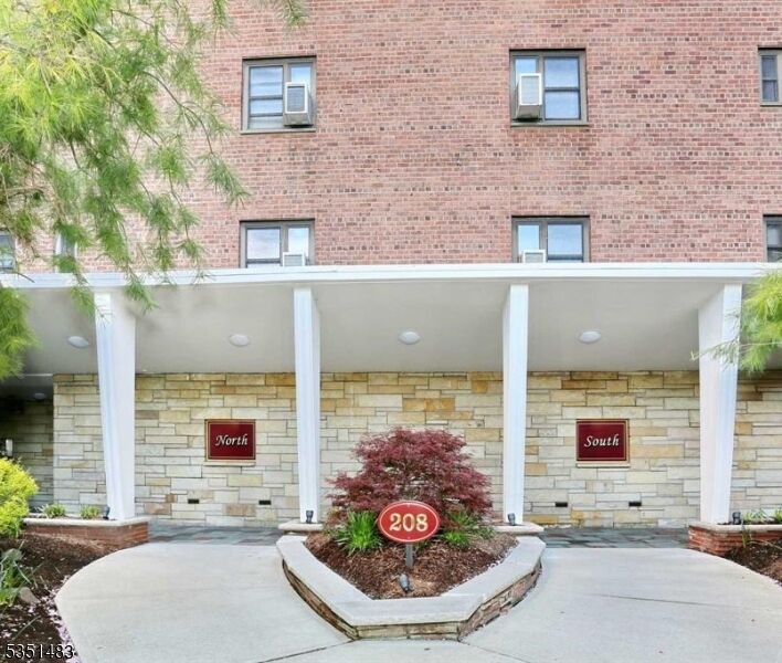 Property Photo:  208 Anderson St 7C  NJ 07601 