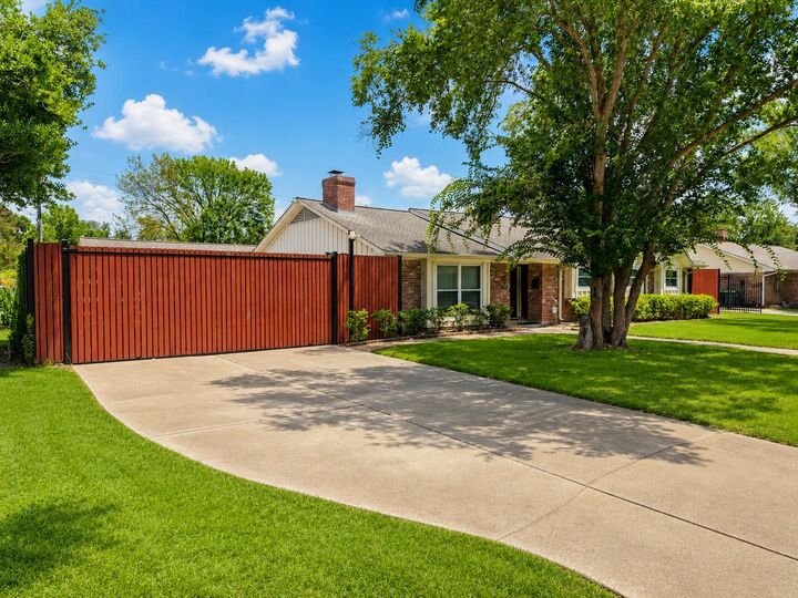 Property Photo: 7718 Hiawatha Drive TX 77036