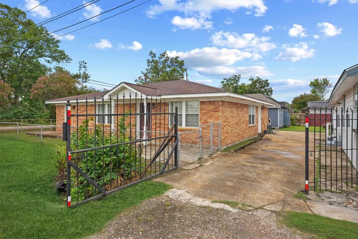 Property Photo: 4515 Salina Street TX 77026