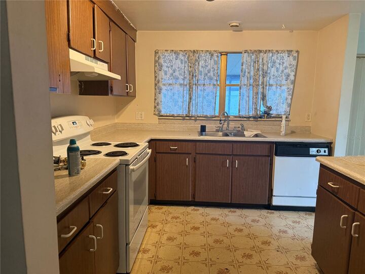 Property Photo: 6810 Eden Lane FL 33634