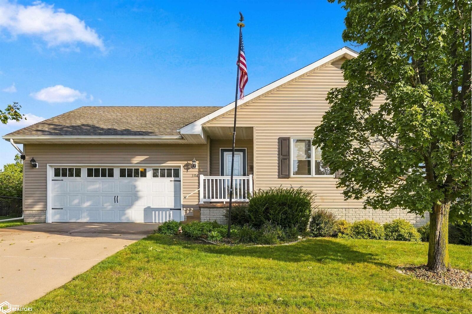 Property Photo:  306 Thomas Drive  IA 50158 