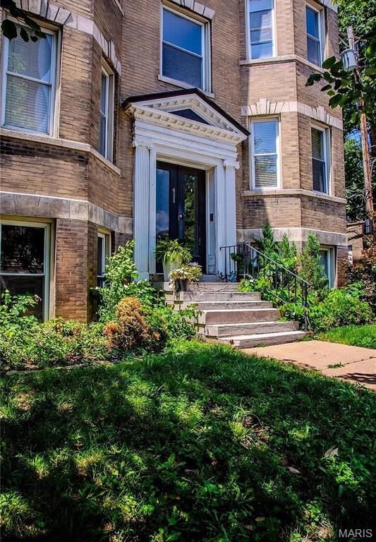 Property Photo: 411 Newstead Ave 1N MO 63108