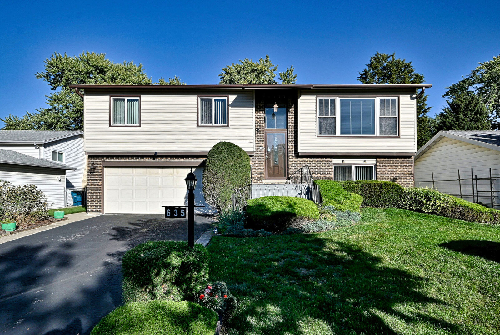 Property Photo:  635 N Rumple Lane  IL 60101 